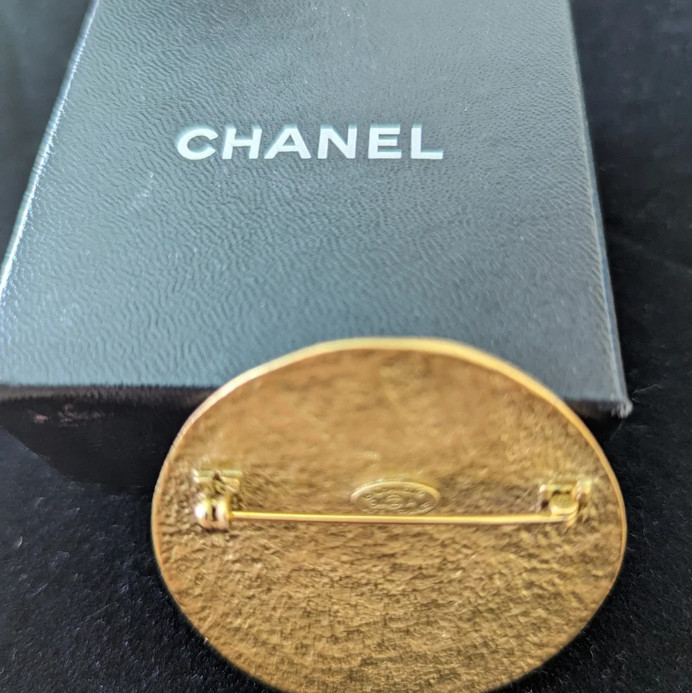 Vintage Chanel CC Medallion 94P brooch - Picture 4 of 10